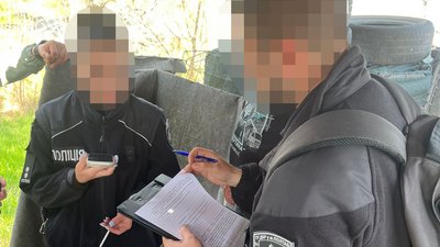 затримання поліцейської, хабар за допомогу у фіктивному поновленні дезертира на службі