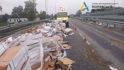 На Полтавщині перекинувся причіп вантажівки та перекрив рух дорогою На Полтавщині перекинувся причіп вантажівки та перекрив рух дорогою