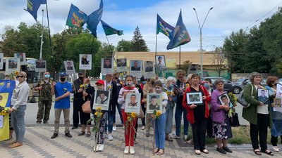 У Києві родичі загиблих на Донбасі військових провели акцію під посольством РФ У Києві родичі загиблих на Донбасі військових провели акцію під посольством РФ