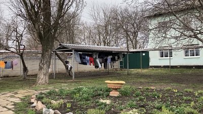 З психоневрологічного інтернату у Пісках-Радьківських вивезли 20 людей З психоневрологічного інтернату у Пісках-Радьківських вивезли 20 людей