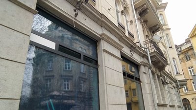 У львівському історичному будинку встановили пластикові вікна та пошкодили фасад У львівському історичному будинку встановили пластикові вікна та пошкодили фасад