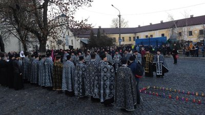 Майже 400 волинян прийшли на вшанування пам'яті жертв голодоморів у Луцьку Майже 400 волинян прийшли на вшанування пам'яті жертв голодоморів у Луцьку