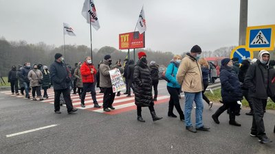 Проти посилення карантину: підприємці перекрили дорогу в Стрижавці та на Соборній