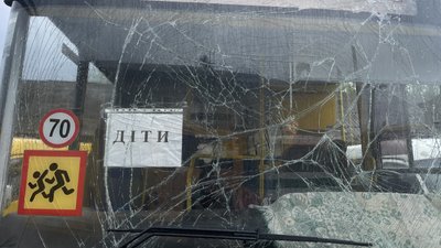 Розбитий автобус після удару РФ у Золочеві на Харківщині Розбитий автобус після удару РФ у Золочеві на Харківщині