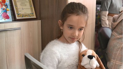 Допомагають долати стрес: у Черкасах дітям-переселенцям подарували собак-обіймак Допомагають долати стрес: у Черкасах дітям-переселенцям подарували собак-обіймак