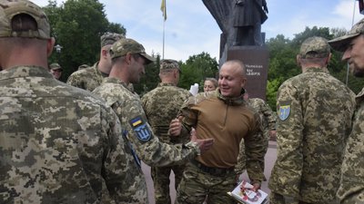 У Тернополі військовослужбовці привітали з одруженням побратима У Тернополі військовослужбовці привітали з одруженням побратима