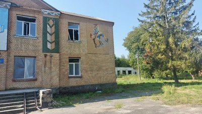 На фото будинок культури Деражнянської громади, там вибиті вікна, частину з них затягнули плівкою, 21 серпня 2023. На фото будинок культури Деражнянської громади, там вибиті вікна, частину з них затягнули плівкою, 21 серпня 2023.