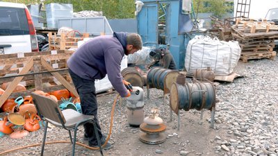 Вінничанин облаштував майстерню з виготовлення пічок для оборонців Вінничанин облаштував майстерню з виготовлення пічок для оборонців