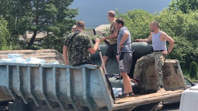 Прикарпатські волонтери привезли в село Дубівці 2,3 тонни води Прикарпатські волонтери привезли в село Дубівці 2,3 тонни води