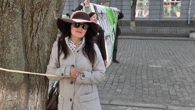 У Полтаві жінки прив'язали себе до дерев