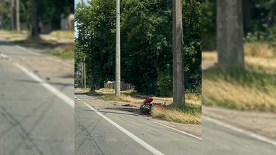 Мотоцикл після ДТП на вулиці Шевченка у Чернігові