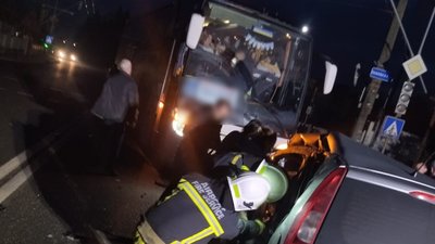Поблизу Івано-Франківська легковий автомобіль зіткнувся з рейсовим автобусом