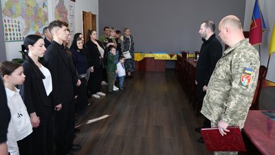 На Хмельниччині рідним шістьох загиблих бійців вручили їхні ордени "За мужність" На Хмельниччині рідним шістьох загиблих бійців вручили їхні ордени "За мужність"
