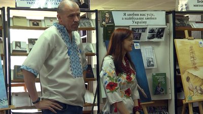 "Евакуйоване життя": у Луцьку художник з Донеччини продає картини, щоб допомогти ЗСУ