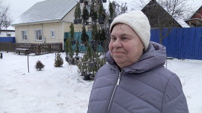 Вогні Семенівки: чоловік прикрасив подвір’я материної хати тисячами лампочок Вогні Семенівки: чоловік прикрасив подвір’я материної хати тисячами лампочок