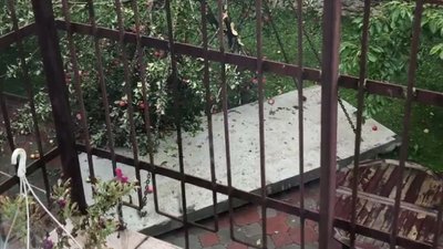 У Тернополі бетонна плита, яку переносив будівельний кран, впала на подвір’я приватного будинку