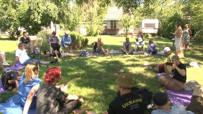Арт-терапія для "Нескорених": у Черкасах медитували учасники змагань, щоб допомогти особливим дітям Арт-терапія для "Нескорених": у Черкасах медитували учасники змагань, щоб допомогти особливим дітям