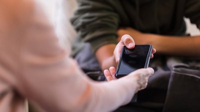 За крадіжку телефонів засудили жінку до 3 років 6 місяців на Чернігівщині 