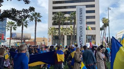 "Сьогодні ми всі українці". У Лос-Анджелесі сотні людей вийшли на мітинг підтримки України