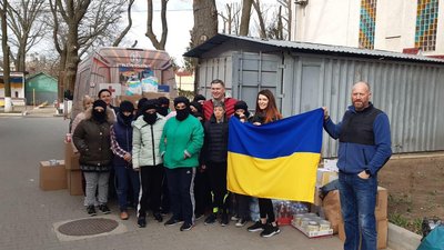 В Одеському дитячому будинку-інтернаті шиють балаклави та прапори для тероборони