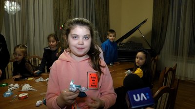 У Житомирі дітей навчають робити ляльки-мотанки, наповнені сухотрав’ям У Житомирі дітей навчають робити ляльки-мотанки, наповнені сухотрав’ям