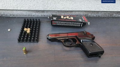 В Ужгороді патрульні затримали двох людей, які стріляли у громадському місці