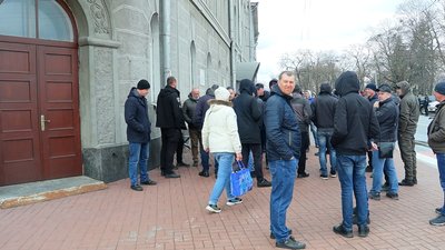 Біля облдержадміністрації Біля облдержадміністрації