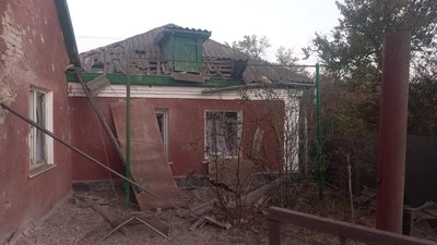 Артснаряди та КАБи: у Херсоні внаслідок влучань снарядів РФ зруйнований Центр позашкільної роботи Артснаряди та КАБи: у Херсоні внаслідок влучань снарядів РФ зруйнований Центр позашкільної роботи
