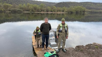 Прикордонники та затриманий ними чоловік