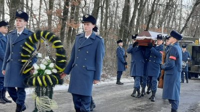 "Запам’ятається душею компанії". На Луганщині провели в останню путь загиблого розвідника "Запам’ятається душею компанії". На Луганщині провели в останню путь загиблого розвідника