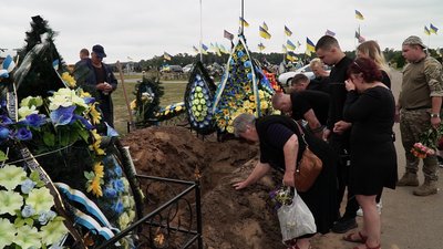 У Чернігові перепоховали командира 1-ї танкової бригади Сергія Телушкова У Чернігові перепоховали командира 1-ї танкової бригади Сергія Телушкова