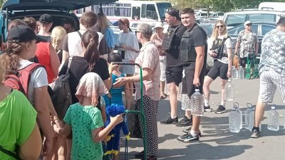 105 тонн. Одеські волонтери роздавали миколаївцям питну воду у пляшках 105 тонн. Одеські волонтери роздавали миколаївцям питну воду у пляшках