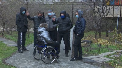 Мешканці дніпровської багатоповерхівки сваряться через доріжку, облаштовану для людей з інвалідністю