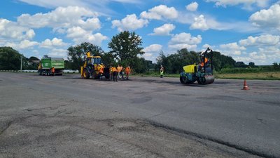 Поблизу Ружина на Житомирщині проводять ямковий ремонт автомобільної дороги