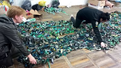 "Не вистачає матеріалів та робочих рук". У Сумах волонтери плетуть маскувальні сітки для захисників "Не вистачає матеріалів та робочих рук". У Сумах волонтери плетуть маскувальні сітки для захисників