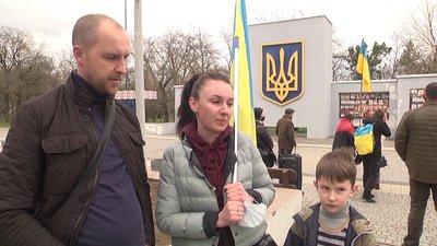 Сім років з початку АТО. Херсонці провели мітинг та вшанували загиблих Сім років з початку АТО. Херсонці провели мітинг та вшанували загиблих