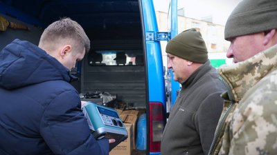 Жителі Бучі передали українським військовим акумулятори і зарядні станції