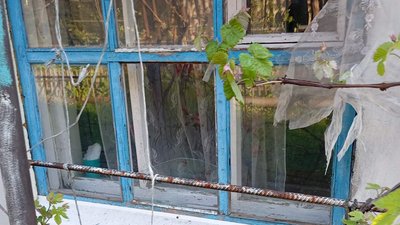 Розбиті вікна після авіаудару в Калиновому на Харківщині