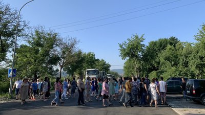 Проти закриття: батьки дітей та працівники Великоберезнянської школи перекривали дорогу Проти закриття: батьки дітей та працівники Великоберезнянської школи перекривали дорогу