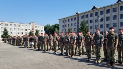 До Чернівців зі Сходу повернувся військовий батальйон До Чернівців зі Сходу повернувся військовий батальйон