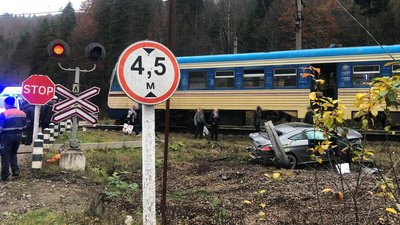 На Львівщині електропотяг зіткнувся з Mercedes