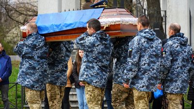 У Мукачеві попрощалися із загиблим захисником — Андрієм Люташиним У Мукачеві попрощалися із загиблим захисником — Андрієм Люташиним