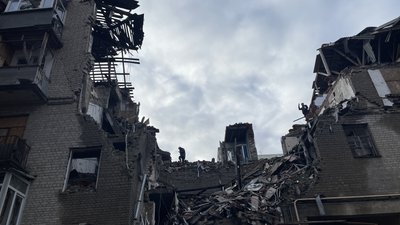 У центрі Харкова на вулиці Свободи почали розбір завалів у двох будинках, розбитих РФ У центрі Харкова на вулиці Свободи почали розбір завалів у двох будинках, розбитих РФ