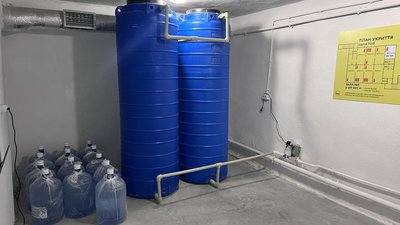 Баки з водою в укритті Баки з водою в укритті