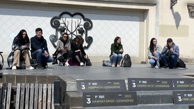 Близько 100 людей пройшли з валізами двома площами в Ужгороді, аби підтримати українців Близько 100 людей пройшли з валізами двома площами в Ужгороді, аби підтримати українців
