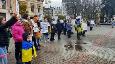 В Івано-Франківську дружини та матері військових провели пікет, де вимагали демобілізації їхніх рідних В Івано-Франківську дружини та матері військових провели пікет, де вимагали демобілізації їхніх рідних