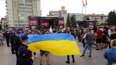 "Верес" святкує вихід в УПЛ на майдані у Рівному "Верес" святкує вихід в УПЛ на майдані у Рівному