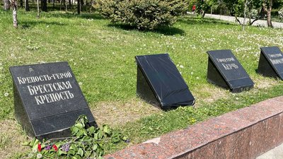 На Алеї Слави в Одесі закрили плівкою монумент з написом "Місто-герой Москва" На Алеї Слави в Одесі закрили плівкою монумент з написом "Місто-герой Москва"