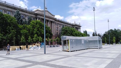 У Миколаєві на Соборній площі розпочали монтаж мобільного павільйону House of Europe