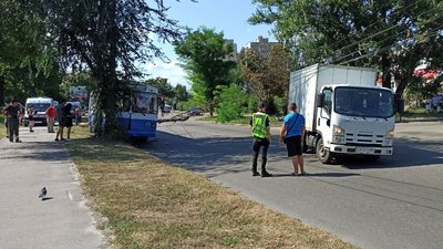 Тролейбус у Черкасах врізався в дерево